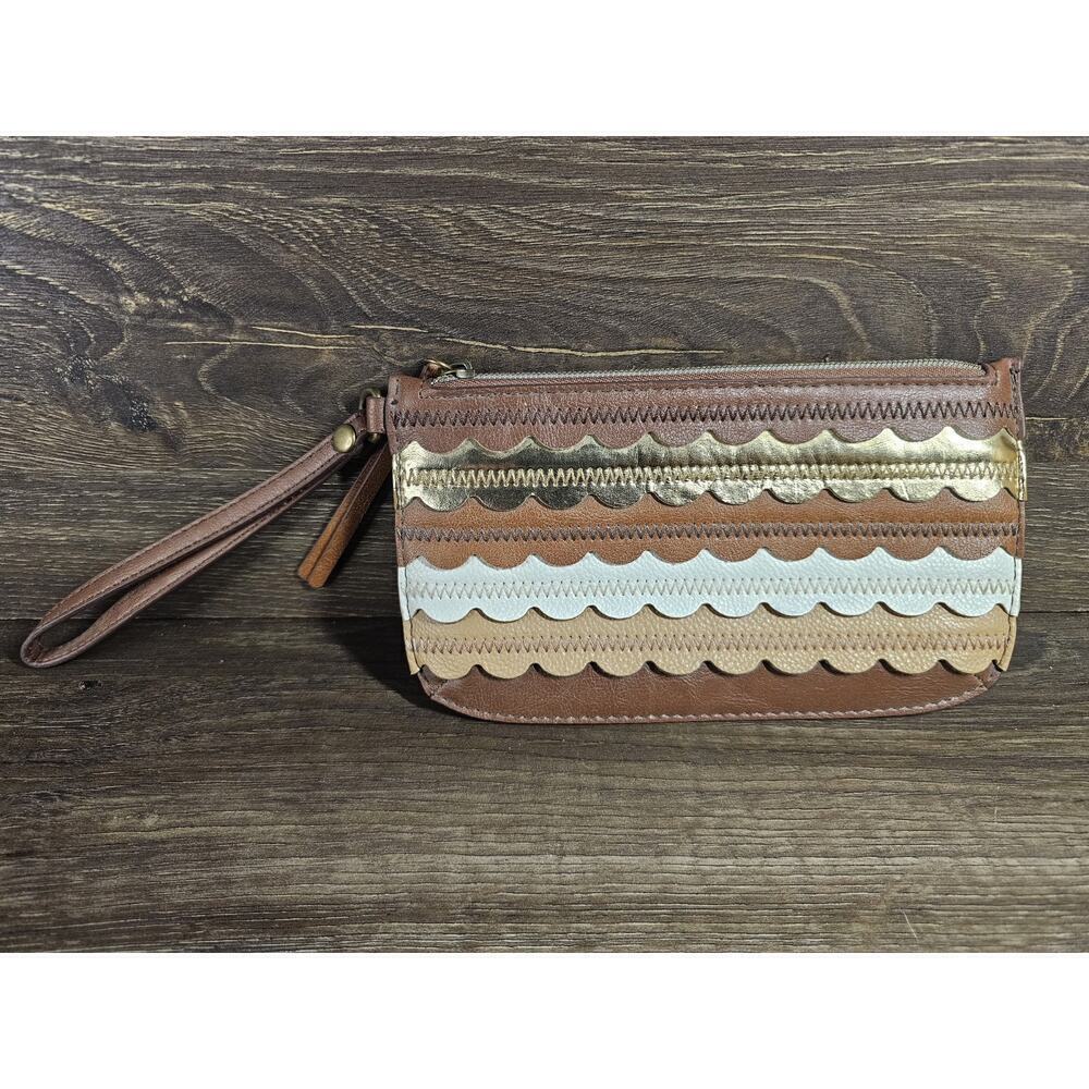 Relic Womenโs Takeaway Scalloped Clutch 8" x 4.5"